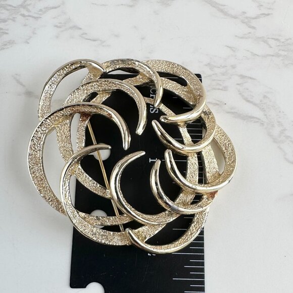 Sarah Coventry Signed Gold-Tone Swirl Brooch Pin 2" - Picture 3 of 9
